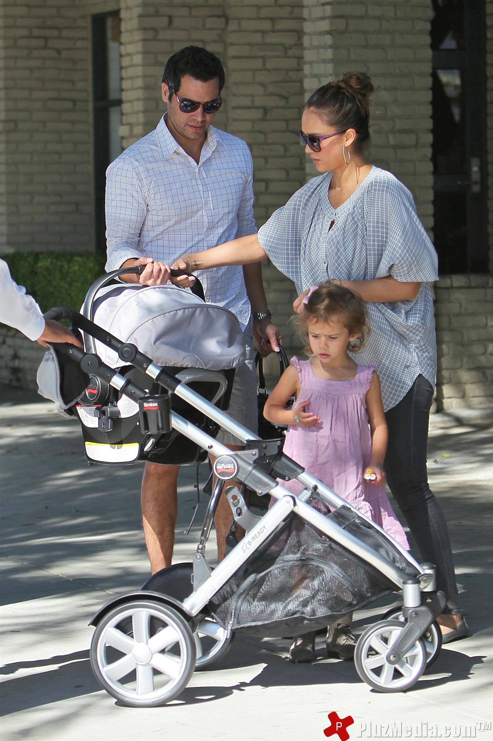 Jessica Alba and Cash Warren take Honor Marie and new baby Haven for breakfast | Picture 98021